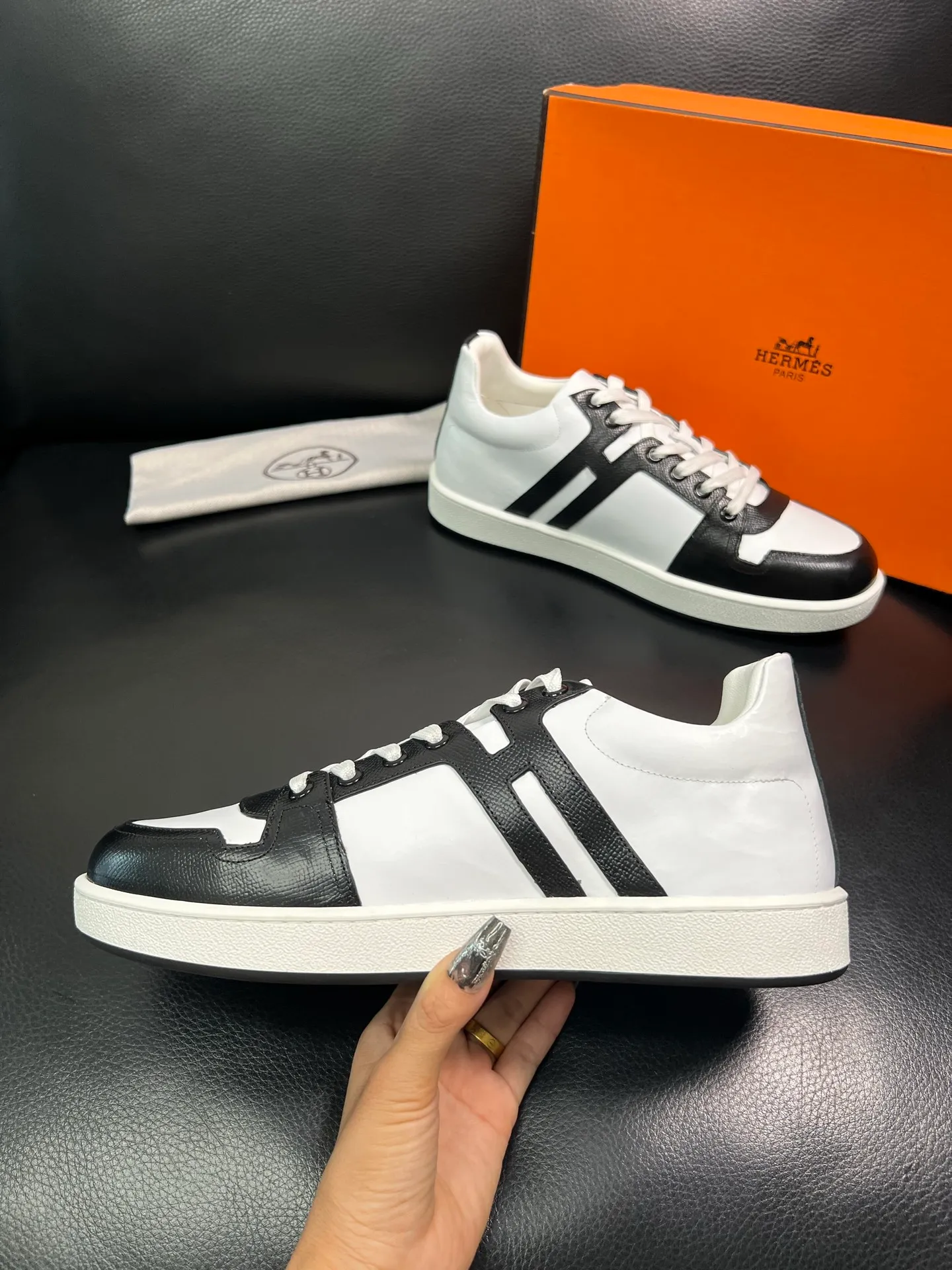 Men's shoes 💰700 Hermes Top Purchasing Agent Hermes counters are on sale at the same time with original factory configuration, original cowhide fabric imported from Italy, high-quality splicing technology, fully imported water-dyed cowhide lining, soles: original soles specially provided by the original factory are super comfortable, the original factory and single goods are of high quality, welcome to compare at the same time at the counter, code number 38-44 (customized 45 46) 85851